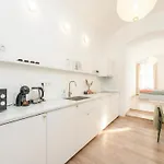 Emora Modern Center Apartment *