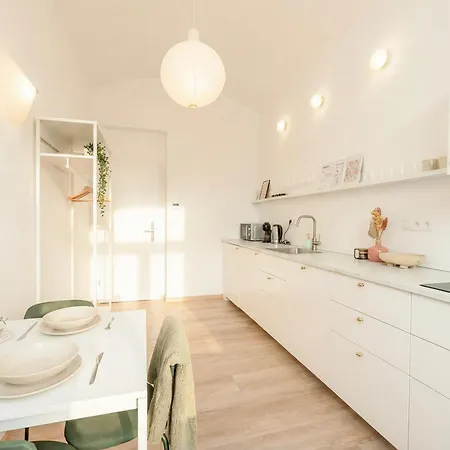 Emora Modern Center Apartman *